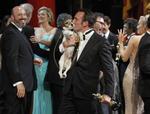 Triumf. Den franske skuespiller Jean Dujardin kyssede sin hund, da han sidste år modtog en Oscar for sin præstation i 'The Artist'. Franskmændene kæmper hårdt mod konkurrencen fra Hollywood. 