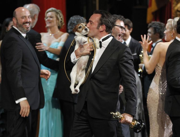 Triumf. Den franske skuespiller Jean Dujardin kyssede sin hund, da han sidste år modtog en Oscar for sin præstation i 'The Artist'. Franskmændene kæmper hårdt mod konkurrencen fra Hollywood. 