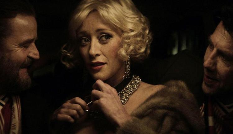 Escort. Noirstemningen er flyttet til storbyen i ’Escort’, hvor Dar Salim spiller Alex, der om natten kører rundt med escortpigen Lulu og langsomt falder for hende i bakspejlet. 