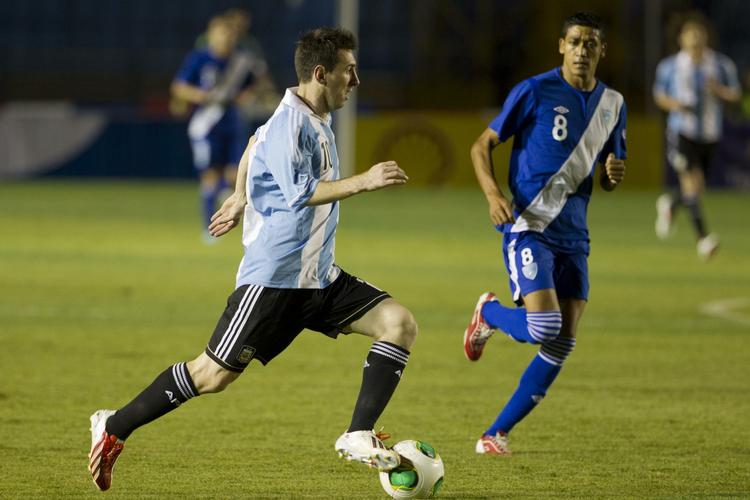 Hattrick. Tre mål og en assist - det var en god dag på 'kontoret' for Lionel Messi (til venstre). 