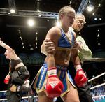 Slut. Kamplederen hjælper Frida Wallberg hen til ringhjørnet efter at have stoppet kampen. Kort efter kollapsede den 30-årige svensker, der i dag ligger i respirator efter at være blevet opereret for en hjerneblødning. 