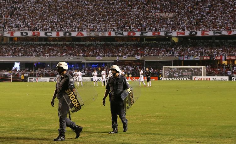 Frygt. Spillerne fra den argentinske klub Tigre nægtede i 2012 at spille en kamp mod São Paulo færdig, da de i pausen – ifølge egne udsagn – blev overfaldet, tævet og truet med pistoler af vagter og betjente. 