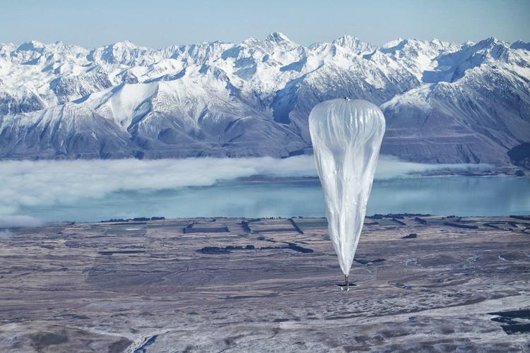 Fremtiden. En af Googles balloner ses her i luften med New Zealands bjerglandskab i baggrunden. 