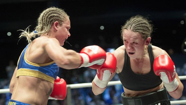 Færdig. Frida Wallberg (tv) førte på point, da hun i 8. omgang blev standset af kamplederen efter to gange at være blevet ramt hårdt af australske Diana Prazak. 