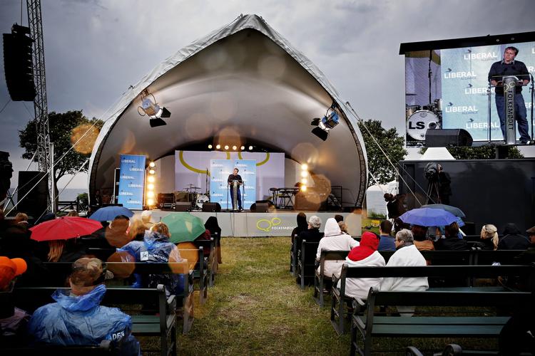 Opsang. »Måske er der behov for, at vi lader os inspirere Sverige, hvor der er indført en lille brugerbetaling for at gå til læge«, siger Anders Samuelsen på hovedscenen i Allinge. 