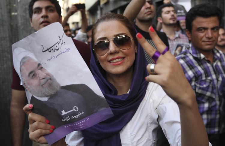 Vinder. Jubel i Iran efter at den 64- årige moderate præst Hassan Rohani vandt valget. 