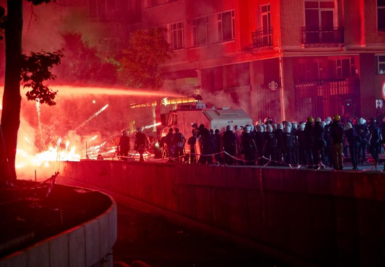 Kampe. Tyrkisk politi i aktion i Istanbul. 