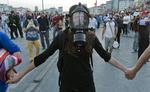 Mange af demonstranterne bar gasmasker, da de i aftes mødtes i Istanbul. 