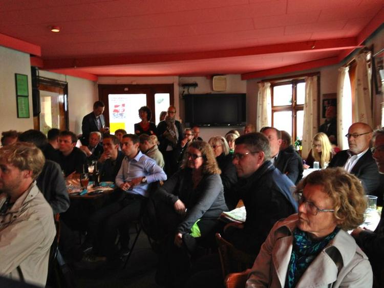 Debat. Gertrud Iversen (nederst th) er taget med kæresten til Bornholm for at følge med i Folkemødet. 