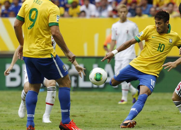 Hug. Neymar skulle kun bruge et par minutter på at sætte sig selv i centrum. 