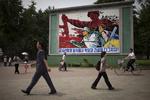 Militært. En stor plakat i Nordkoreas hovedstad, Pyongyang, minder borgerne om, at militæret kommer i første række. Nu vil landets forsvarskommission i dialog med USA. 