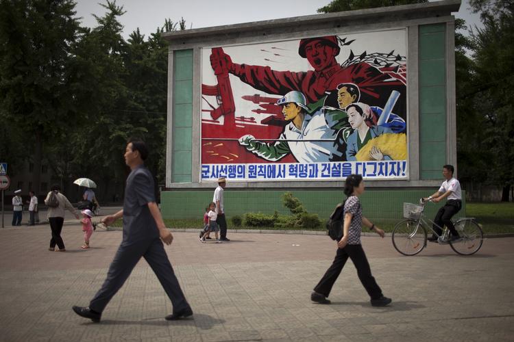 Militært. En stor plakat i Nordkoreas hovedstad, Pyongyang, minder borgerne om, at militæret kommer i første række. Nu vil landets forsvarskommission i dialog med USA. 