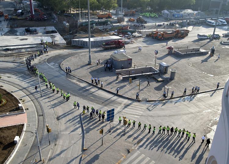 Tyrkiske betjente holder vagt ved Taksimpladsen. 