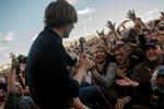 Ryggen-til. Forsanger Thomas Mars fra franske Phoenix var nærig med begejstringen i fredags, hvor Northside Festival ellers kom godt fra start. 