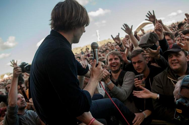 Ryggen-til. Forsanger Thomas Mars fra franske Phoenix var nærig med begejstringen i fredags, hvor Northside Festival ellers kom godt fra start. 