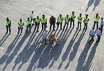 Handel. En gadesælger lokker de udkommanderede betjente med friskt bagværk ved Taksimpladsen, der i aftes blev ryddet for demonstranter. 