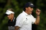Føring. Phil Mickelson smiler efter et put på 12. hul. 