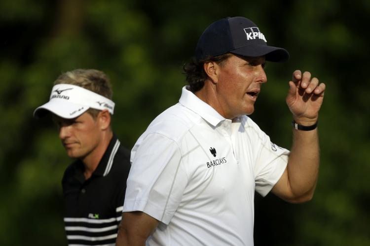 Føring. Phil Mickelson smiler efter et put på 12. hul. 