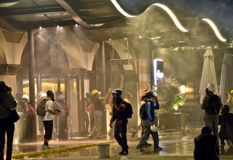 Alt var kaos, da politiet affyrede tåregas og vandkanoner mod demonstranter ved lobbyen til Divan-hotellet i Istanbuls centrum. 