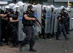 Politiet rykker frem mod Geziparken. 