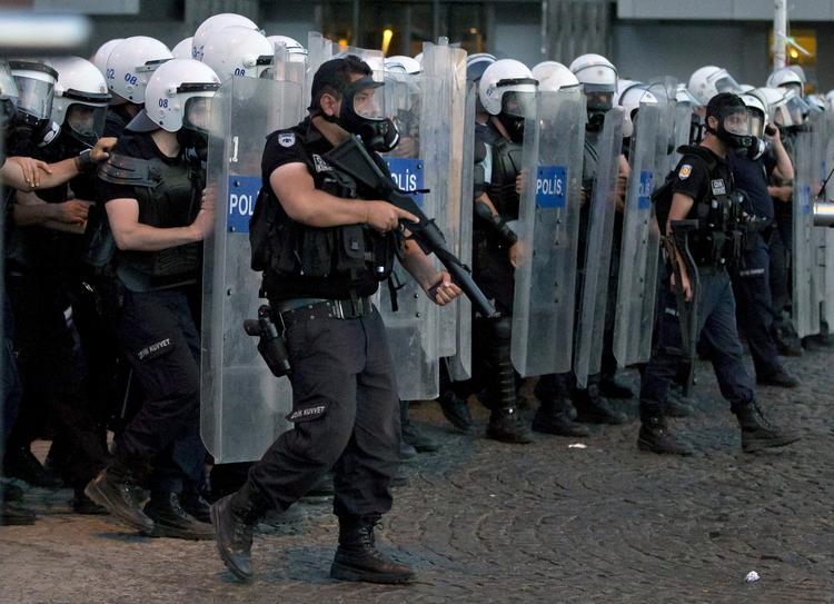 Politiet rykker frem mod Geziparken. 