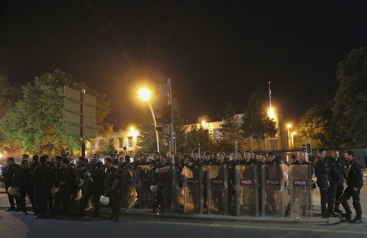 Betjente samlet i Ankara. 