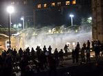 Politiet brugte vandkanoner for at sprede menneskemængden på gaden og skyder her ved Divan-hotellet i Istanbul, der har hjulpet demonstranterne i de seneste to uger. 