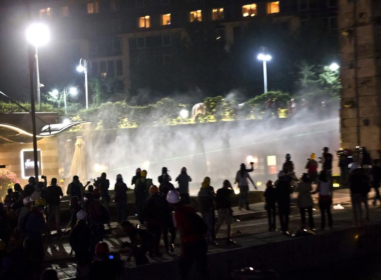 Politiet brugte vandkanoner for at sprede menneskemængden på gaden og skyder her ved Divan-hotellet i Istanbul, der har hjulpet demonstranterne i de seneste to uger. 