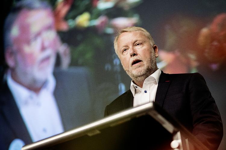 Lægekonflikt. Tidligere i år var tusindvis af praktiserende læger med formand Henrik Dibbern i spidsen samlet til stormøde om konflikten. 