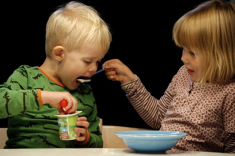 Vurder. Overvej dit yoghurtvalg til dit lille barn. Mange varianter med smag indeholder nemlig ofte en stor mængde sukker. 