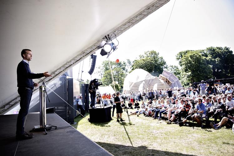 Folkesucces. 60.000 mennesker har i weekenden taget turen til Bornholm for bl.a. at høre politikere fra begge fløje tale. Her er det Dansk Folkepartis Kristian Thulesen Dahl, der holder tale. 