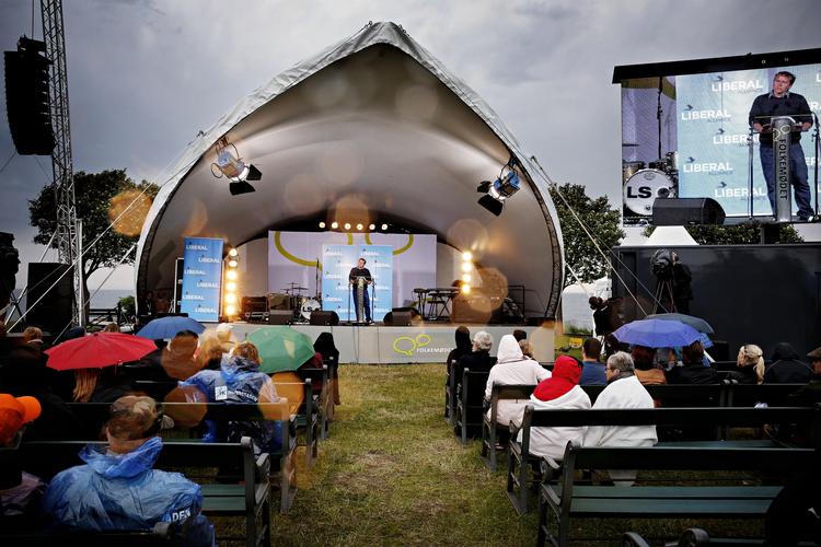 Folkefest. På solskinsøen Bornholm har der i weekenden været Folkemøde. Og de 60.000 gæster i Allinge slap da heller ikke fri for regnen, selv om de mange gæster også har fået sol. 
