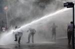 Magt. Politiet har igen i dag brugt vandkanoner mod demonstranter i Istanbul, hvor ministerpræsident Recep Tayyip Erdogan samtidig har forsvaret fremfærden over for demonstranterne. 