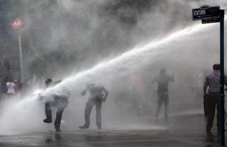 Magt. Politiet har igen i dag brugt vandkanoner mod demonstranter i Istanbul, hvor ministerpræsident Recep Tayyip Erdogan samtidig har forsvaret fremfærden over for demonstranterne. 