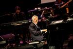 Skønhed. Burt Bacharachs stemme er blevet endnu mere raspende og svag, men besidder en skønhed, man også finder i hans sange. 