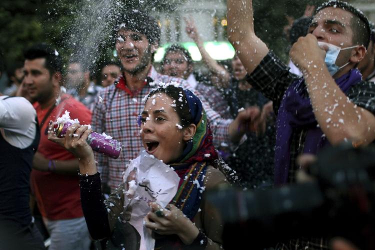 Sejrsfest. Valget af Irans ny præsident har skabt glæde og håb om en bedre fremtid for millioner af iranere. Her fejrer folk valgresultatet i hovedstaden Theran. 