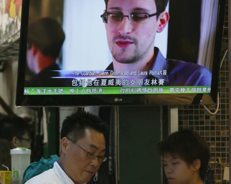 Overvågning. Den 29-årige whistleblower Edward Snowden, der har arbejdet for både NSA og CIA, har angiveligt har et indgående kendskab til overvågningen. 