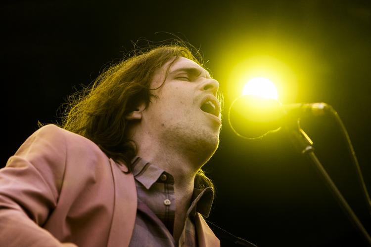 blakes. Frontfigur Kristian Leth havde fundet den laksefarvede jakke frem til eftermiddagskoncerten på det endnu tørre Northside. Og i det flagrende hår bar Leth en indianerfjer. 