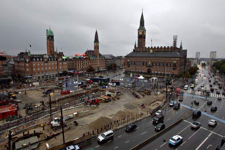 Umulig. Københavns Rådhusplads trænger til en kærlig hånd. »Efter at have mishandlet pladsen i så mange år skylder vi Københavnerne at gøre det ordenligt« siger formand for Foreningen Hovedstadens Forskønnelse. 