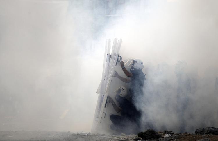 GADEKAMPE. Tyrkiske betjente med skjolde fotograferet i tåregasskyerne på Taksimpladsen i Istanbul, der har været præget af voldsomme protester mod regeringen. 