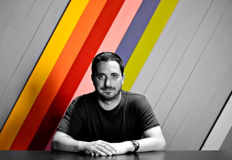 Minde. Pablo Larraín var selv 12 år, da Pinochet blev væltet af en kampagne, der viste chilenerne billeder af frihed, strandliv og popkulturelle masseprodukter. Han kan mest bare huske tidens høje humør og kampagnens regnbuefarver. 