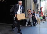 Papirkapitalisme. En asf de ansatte på vej ud af Lehman Brother's hovedkvarter, efter at den amerikanske bank- og finanskoncern havde indleveret konkursbegæringen, som fik den internationalle finansverden i knæ. 