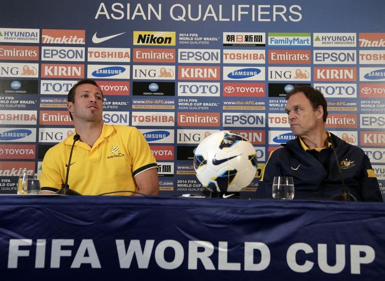 alvorligt. Der mangler den sidste sejr, inden Lucas Neill (tv.) og landstræner Holger Osieck (th.) har kvalificeret Australien til VM. 