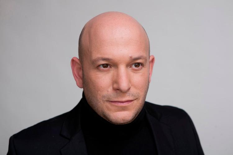 Bølge. Dror Mishani er udkommet med årets anden israelske krimi på dansk i form af den ekstremt velskrevne 'Din nabos søn'. 