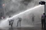 UROLIGHEDER. Vandkanon oversprøjter demonstranter i Ankara under nogle af de demonstrationer, der har rejst sig mod ministerpræsident Erdogans styre. 