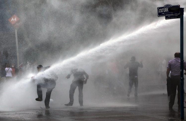 UROLIGHEDER. Vandkanon oversprøjter demonstranter i Ankara under nogle af de demonstrationer, der har rejst sig mod ministerpræsident Erdogans styre. 