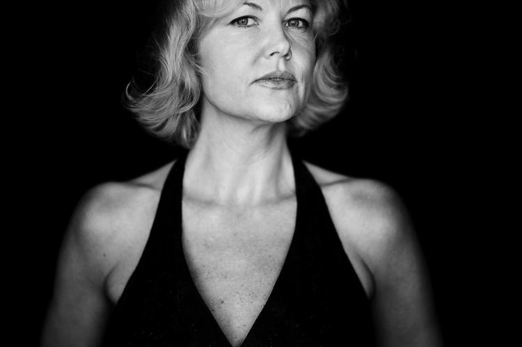 Fortæller. Anne-Marie Vedsø Olesen er uddannet læge, men debuterede som forfatter i 2000. Hendes nye roman foregår i år 1568. 