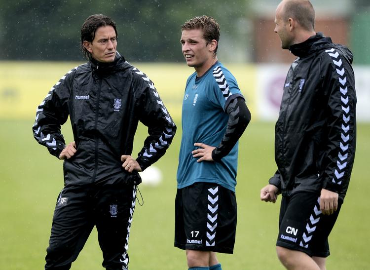 TRÆNING. Thomas Frank (tv) ser ud til at skulle klare sig uden Jens Stryger Larsen i fremtiden. Det unge talent meldes på vej til spanske Celta Vigo. 