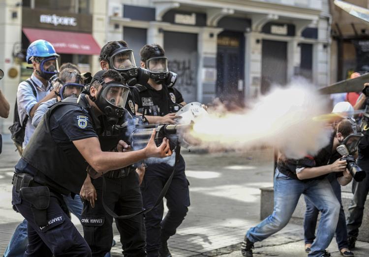 SAMMENSTØD. Betjente affyre tåregasgranater mod demonstranter på Taksimpladsen i Istanbul. 
