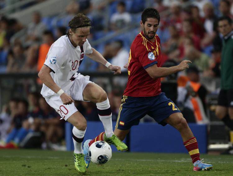 Klasse. Isco (th) fik debut på det spanske A-landshold i februar mod Uruguay. I morgen kan han blive U21-europamester. 